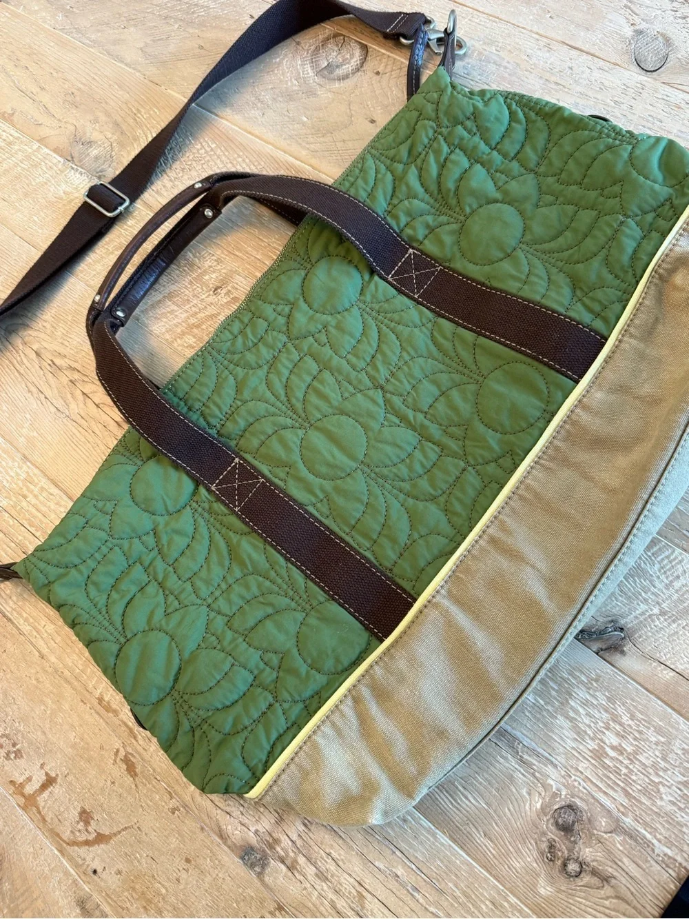Fossil Quilted Green Messenger Bag with Tan Base Vintage EUC
